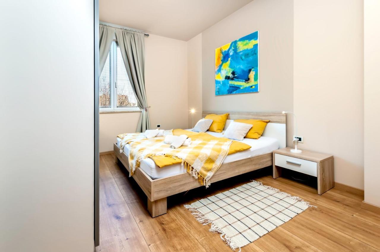 Room And Apartments Antea Rovinj Exteriör bild